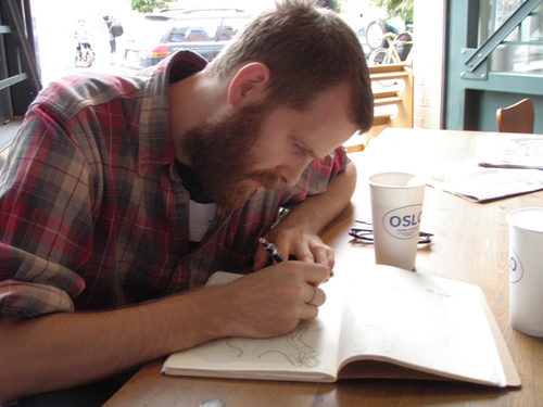 Alec session dessin dans un coffee shop de Brooklyn.